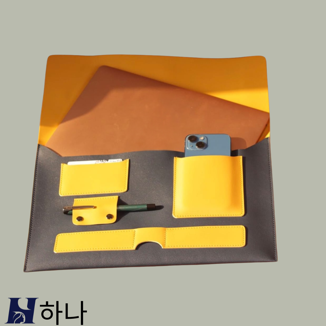 The Hana (하나) Vegan Leather Laptop Organiser (Seoul Midnight)